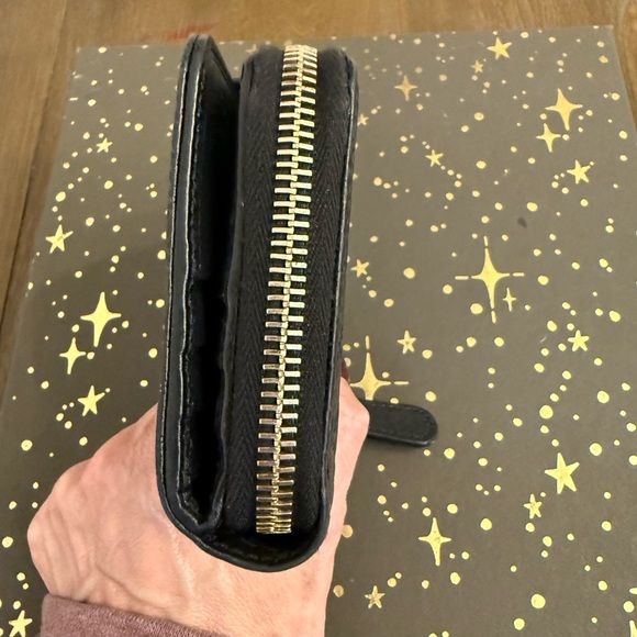 💼 Authentic Gucci Embossed Leather Zip-Around Wallet with Box & Dust Bag - Picture 5 of 10